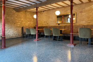  Perfekt geschliffener Terrazzoboden in der Rezeption und Weinbar des Bio- und Wellness-Hotels Menschels Vitalresort auf einer Fläche von 120 m2 mit nur zwei Dehnungsfugen aus Messing verlegt 