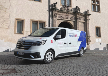 Unser Test-Transporter, der ?Trafic E-Tech? von Renault Trucks, misst knapp f?nfeinhalb Meter (5,48 m)