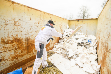 Die Hochh?user in Hannover Laatzen vor der Sanierung. Das r?ckgebaute WDVS wurde vollst?ndig thermisch und stofflich recycelt
