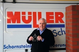 Maurermeister Siegfried Müller mit einem Demonstrationsmodell seiner Hebevorrichtung 