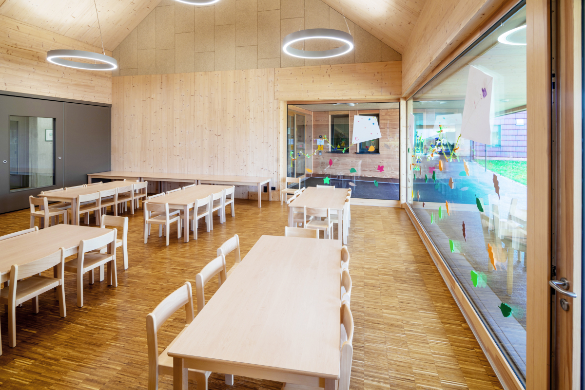 Im neuen Kindergarten in Motten wurde Brettsperrholz aus Fichte als massive Wand-, Decken- und Dachkonstruktion eingesetzt