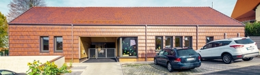 Kindergarten in Motten: Au?en Ziegelfassade und innen transparent lasiertes Holz und versiegelter Sichtbeton