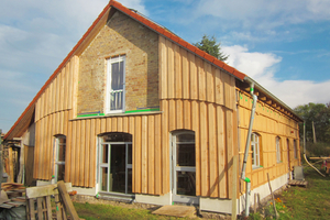  Beispiel eines mit Seegras gedämmten Hauses mit Holz als Fassadenbekleidung 