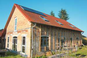  Für die Fassadendämmung mit Seegras wird ein Ständerwerk an der Fassade angebracht 