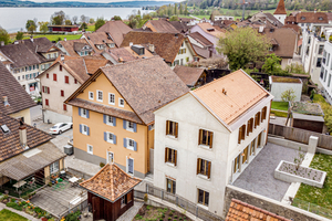  Wie Cousin und Cousine stehen der Alt- und der Neubau in der Altstadt von Sempach nebeneinander 