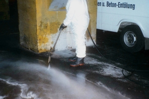  Die Untergrundvorbereitung eines verölten Betons erfolgt mit beheiztem Druckwasserstrahler und speziellen oberflächenaktiven Substanzen 