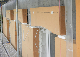 Die Raffstorekästen wurden als vorgefertigte Bauteile von Gutex an die Baustelle geliefert
