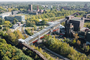 Die 120 m lange und 30 m hohe Bandbrücke zur Mischanlage der Kokerei ist der nordöstliche Bestandteil des UNESCO-Welterbes Zeche Zollverein in Essen 