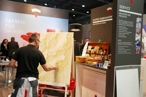  Am Stand von Keimfarben gibt es Live-Vorführungen, beispielsweise entstehen beim Marmorieren besondere Effekte 