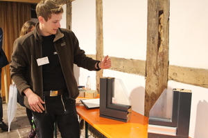 LWL-Restaurator Ben Eckert zeigt die moderne Dreifach-Verglasung 