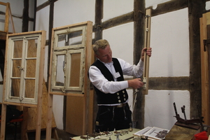  LWL-Restaurator Tobias Striewe zeigte Beschläge aus verschiedene Epochen 
