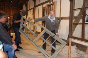  Fenster zum Anfassen: LWL-Restaurator Holger Kelm bot einen Überblick über den Bestand an historischen Fenstern im Freilichtmuseum Detmold 
