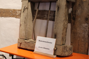  Ein Blockrahmenfenster mit Gittern statt Glas 