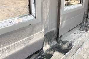  Die Kindertagesstätte St. Martin in Bramsche nutzt einige Fenster auch als Türen. Im Sinne der Barrierefreiheit wurden sie mit einer Schwelle von nur 2 cm ausgeführt – ein abdichtungstechnischer Sonderfall  