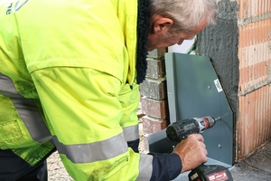  Die Fensterecke wird vom Bauunternehmer, Fensterbauer oder Bauwerksabdichter 