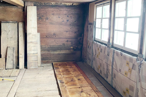  Verlegen des neuen Dielenbodens aus noch gutem Holz des alten Bodens und Dämmung der Außenwand mit Holzwolleplatten und Dampfbremse 