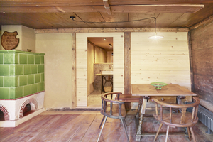  Spannender Kontrast zwischen dem rauchgeschwärzten Altholz und dem hellen neuen Holz der Wandverkleidung 