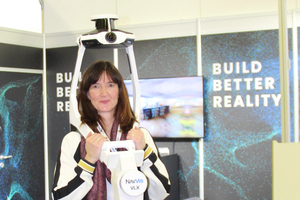  Michaela Podschun, Redakteurin der bauhandwerk, testet auch selbst gerne digitale und KI-basierte Werkzeuge, wie einen auf den Schultern tragbaren Laserscanner auf der Kölner Messe digitalBAU 2024                 