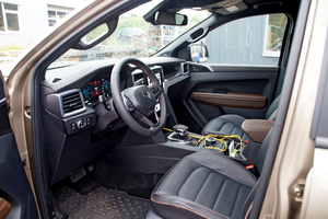  Die edle Cockpit-Ausstattung mit Ledersitzen mit roten Ziernähten bringt Luxusfeeling rüber 