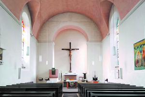  Vor der Sanierung war der Chorraum vom übrigen Kirchenraum abgetrennt. Die Gestaltung entstammte den 1930er Jahren 