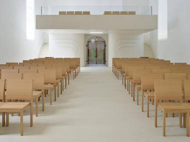 Heute ist der Kirchraum hell und licht, der Chorraum ist ge?ffnet und Altar und Bestuhlung sind gestalterisch reduziert