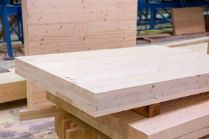  Im Sägewerk werden verschiedene Holz-Produkte, wie beispielsweise Brettsperrholz, hergestellt  