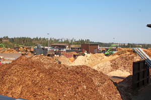  Die Rinde der Holzstämme wird als Rindenmulch für den Garten oder Brennstoff für die firmeneigenen Biomasse-Heizkraftwerke verwendet   