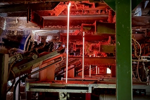  1200 Grad Celsius heißes, flüssiges Glas kommt aus dem Schmelzofen und geht direkt in die Zerfaserungsmaschinen 