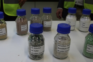  Der Hauptbestandteil von Glas ist Quarzsand mit 60 Prozent. Je nach Produkttyp und Einsatzzweck kommen für die Dämmplatten-Produktion weitere Inhaltsstoffe dazu 