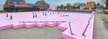 Perimeterd?mmstoffe d?rfen unter lastabtragenden Gr?ndungsplatten seit kurzem auch auf einer Sauberkeitsschicht aus Sand-Kies-Gemisch verlegt werden. Hier wurde diese Anwendung regelkonform bei der Wassereintragsklasse W 1.1-E umgesetzt