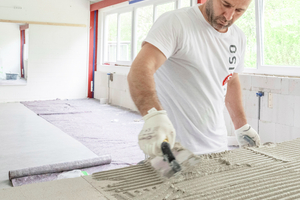  Auf die ?Multipor? Mineraldämmplatten wird der auf das System abgestimmte Leichtmörtel vollflächig aufgetragen 