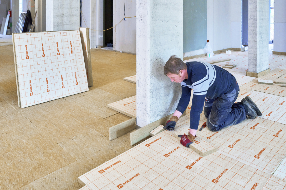 Der ?Floorrock RST Plus? Randdämmstreifen wird an Wände, Stützen und sonstige aufgehende Bauteile gestellt