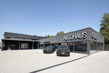 Anthrazit war auch bei der Fassadenbeschichtung des Autohauses K?hler in Potsdam der Ton der Wahl