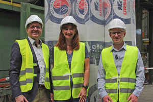  Ursa-Geschäfsführer Kay Baugut (links) führte bauhandwerk-Redakteurin Michaela Podschun und dach+holzbau-Chefredakteur Stephan Thomas durch das Dämmstoff-Werk in Delitzsch 