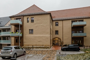  Zur Hofseite wurde die Fassade mit Balkonen aufgelockert 