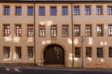 Das ehemalige Amtshaus Gotha beherbergt nach der umfassenden Sanierung sechs moderne Wohnungen im historischen Ambiente sowie eine Tagespflegeeinrichtung im Erdgeschoss