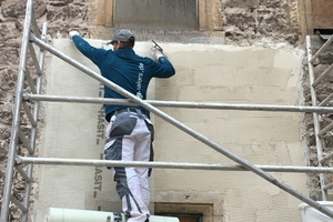  Auflegen des Armierungsgewebes an der Musterfläche 