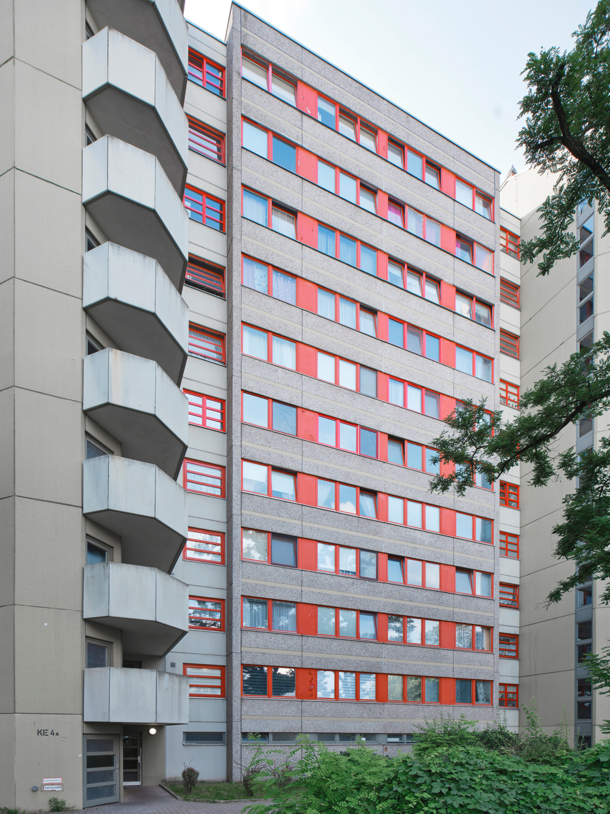 Bis 2026 sollen im Rahmen einer energetischen Sanierung in den insgesamt 643 Wohnungen der Hans-Martin-Helbich-Siedlung in Berlin-Buckow neue Fenster entsprechend dem ursprünglichen Farbkonzept verbaut werden