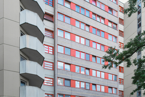  Bis 2026 sollen im Rahmen einer energetischen Sanierung in den insgesamt 643 Wohnungen der Hans-Martin-Helbich-Siedlung in Berlin-Buckow neue Fenster entsprechend dem ursprünglichen Farbkonzept verbaut werden 