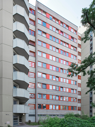 Bis 2026 sollen im Rahmen einer energetischen Sanierung in den insgesamt 643 Wohnungen der Hans-Martin-Helbich-Siedlung in Berlin-Buckow neue Fenster entsprechend dem ursprünglichen Farbkonzept verbaut werden
