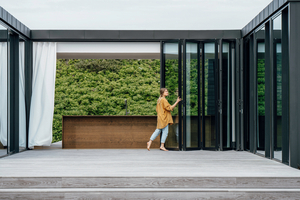  Mit dem Glas-Faltwand-System „Highline“ wird die Indoor-Küche zum Outdoor-Erlebnis – dafür werden die beiden Außenwände zusammengeschoben und als schmale Glaspakete auf den Terrassenseiten geparkt 