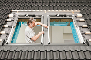  Die neue, patentierte Mittelrinne kann flexibel je nach Fensterabstand um maximal 6 cm bis an das rechte Fenster herangeschoben werden 