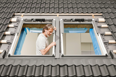 Die neue flexible Mittelrinne des Kombi-Eindeckrahmens erleichtert den Einbau von Velux Lichtl?sungen deutlich. Bei der Montage wird sie zun?chst am linken Fenster angesetzt und von oben in das Eindeckrahmen-Unterteil eingeschoben