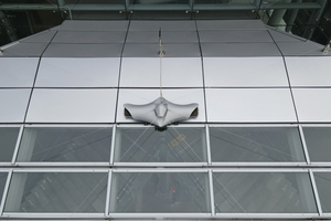  Wie „Spider-Man“ läuft der Reinigungsroboter über vertikale Fassaden oder horizontale Glasdächer. 