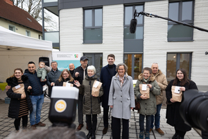  Ina Scharrenbach, NRW-Ministerin für Heimat, Kommunales, Bau und Digitalisierung (4. v. rechts) übergab zusammen mit Jan Hische, Vorstand der Wohnungsbaugesellschaft Lünen eG (5. v. rechts), sechs Familien die Schlüssel für ihr neues Zuhause  