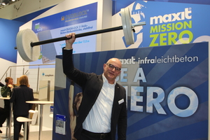  Symbol schwingt der Marketing-Leiter von Franken Maxit, Reinhard Tyrok, die Hantel. Der Infraleichtbeton „maxit ecoflow ILB“ enthält mikroskopisch kleine Hohlglaskugeln 