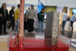  Eindrucksvolle Demonstration: Die Magnesiumsulfat-Platte „Muxboard“ ist wasserresistent, während sich eine Rigips-Platte auflöst  