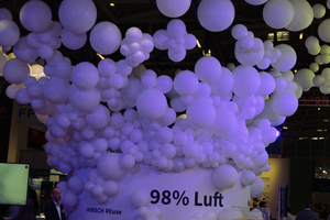  Hirsch Porozoll verdeutliche die Nachhaltigkeit der Dämmprodukte mit Luftballons 
