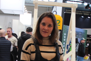  Bauingenieurin Jasmin Sellner testet bei der BG Bau ein Exoskelett, das beim Heben von schweren Gegenständen unterstützt 