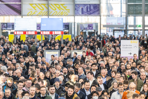  Dichtes Gedränge beim Einlass zur BAU 2025 